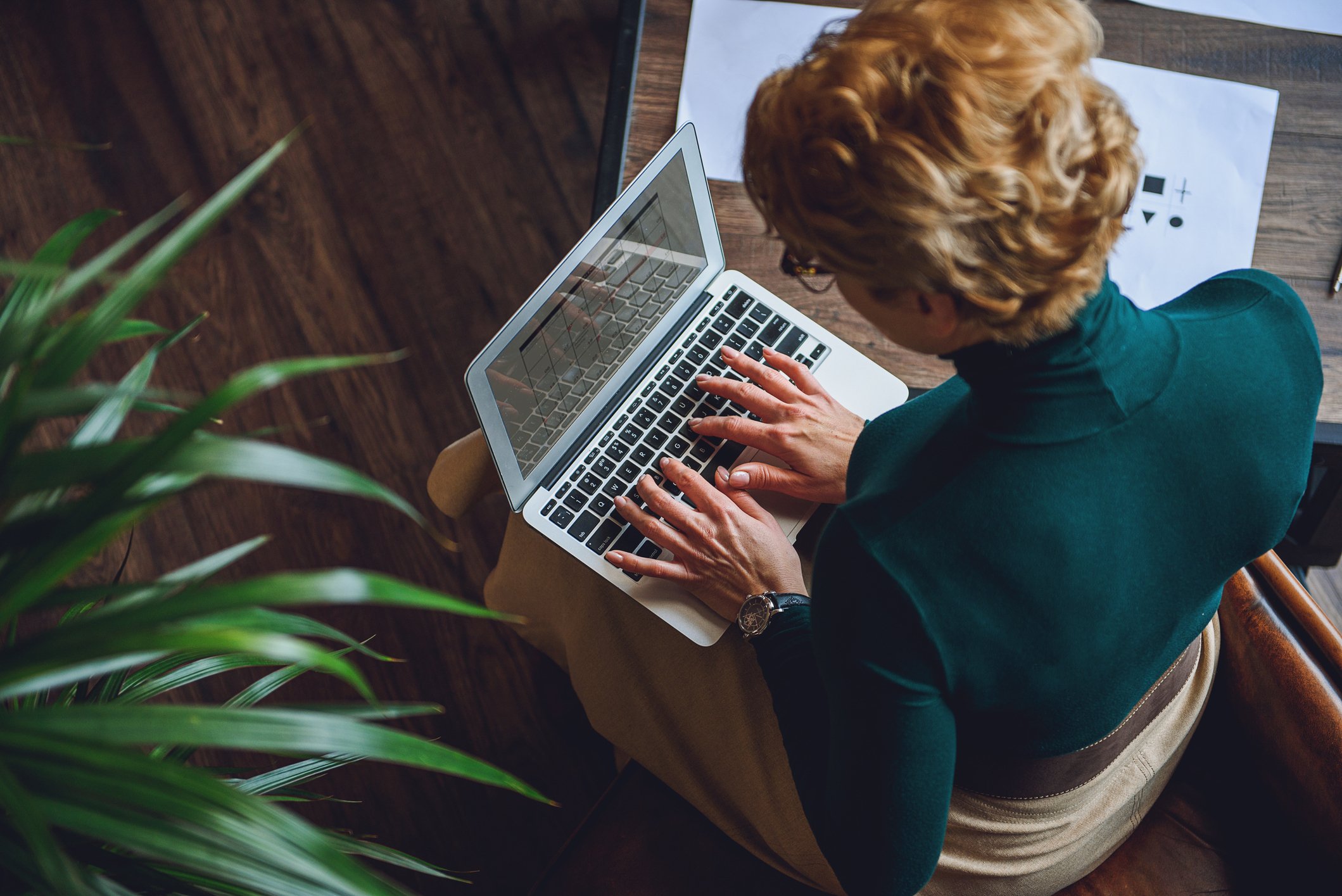 Behavioral health clinician using an electronic medical record system during a patient session to improve patient outcomes