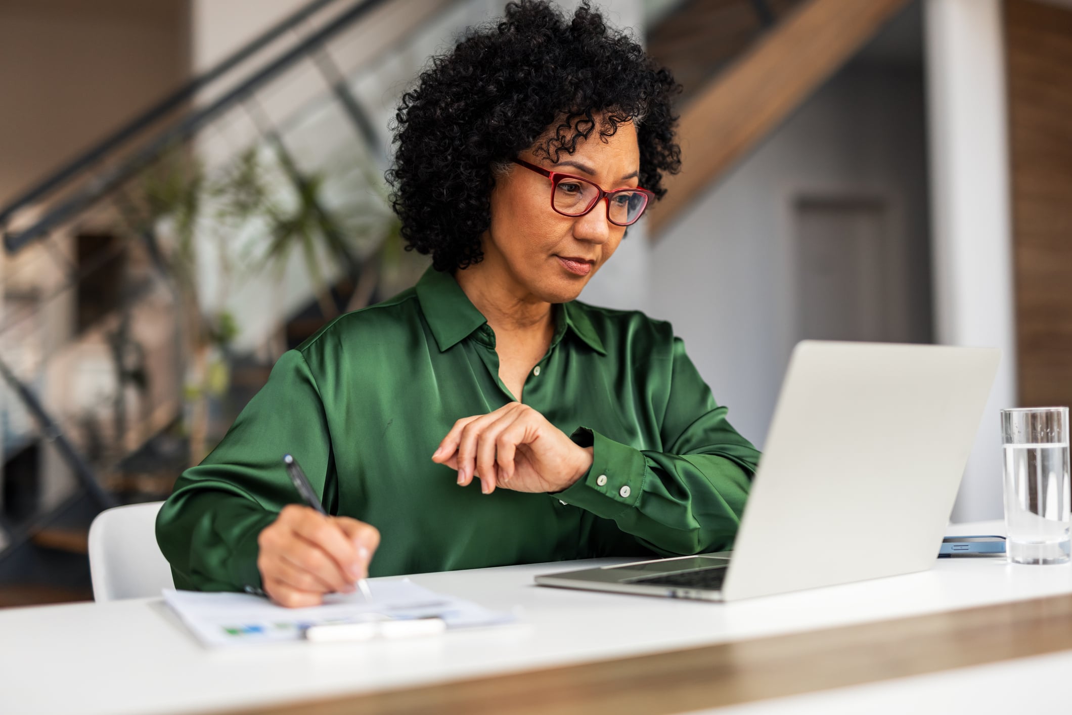 woman working on computer, looking at behavioral health performance reports